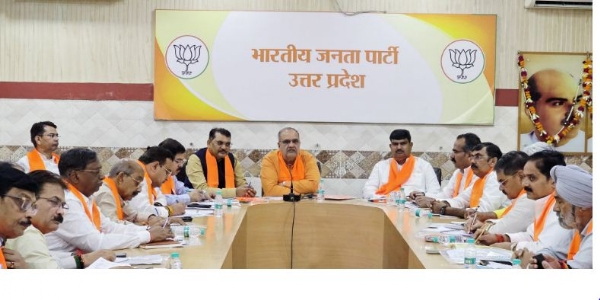 पार्टी पदाधिकारियों के साथ बैठक करते प्रदेश अध्यक्ष भूपेन्द्र चौधरी