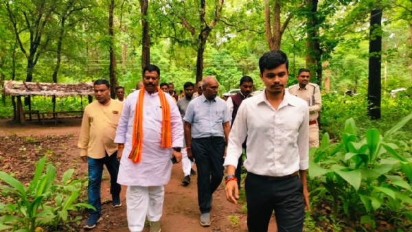 औषधीय पादक बोर्ड के चेयरमेन विकास मरकाम पौधारोपण का निरीक्षण करने पहुंचे।