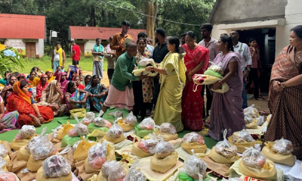 बाढ़ प्रभावितों को राहत सामग्री वितरित