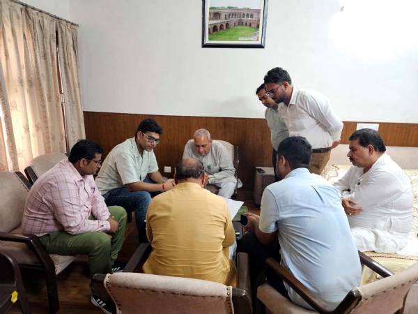 स्पोर्ट्स कॉम्प्लेक्स बारे चर्चा करते मंत्री रणबीर गंगवा, निगमायुक्त नीरज व अन्य अधिकारी।