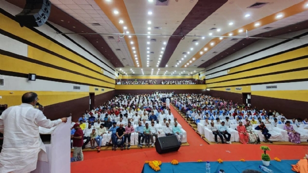 पूर्वांचल विश्वद्यालय के सभागार में बैठे खिलाड़ी