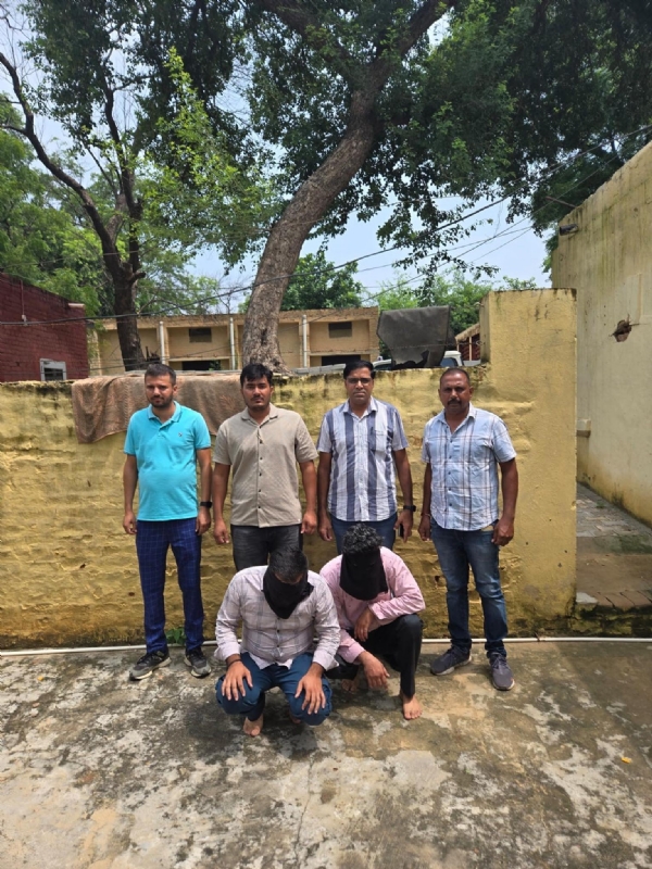 फतेहाबाद। पुलिस गिरफ्त में नशीली दवा सहित पकड़ा गया युवक व सप्लायर।