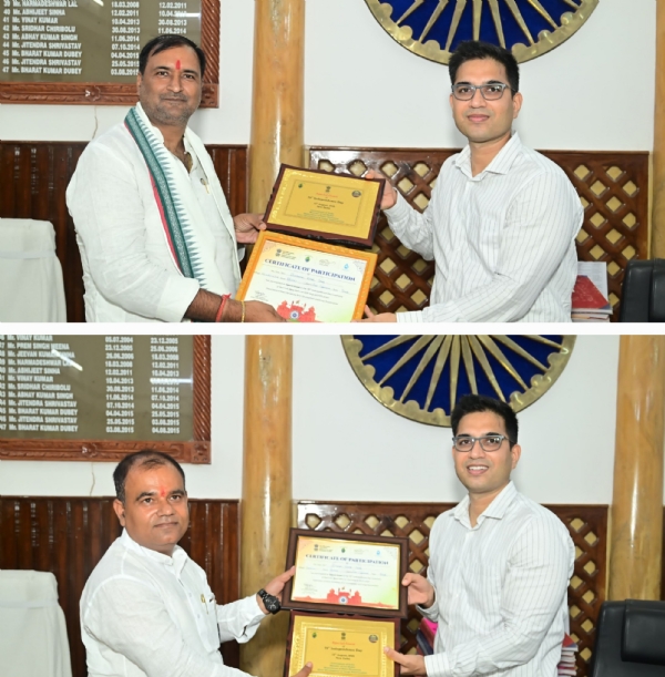 दोनो मुखिया को सम्मानित करते डीएम