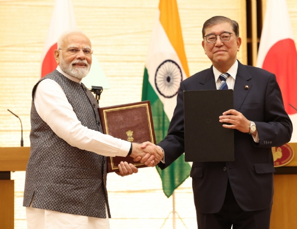 भारत और जापान संबंध ।  प्रधानमंत्री नरेन्द्र मोदी, जापान के प्रधानमंत्री शिगेरु इशिबा के साथ  जापान के टोक्यो में भारत और जापान के बीच समझौता ज्ञापनों के आदान-प्रदान के अवसर पर