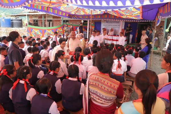 उत्तर पूर्वांचल जनजाति सेवा समिति, मणिपुर द्वारा संचालित विद्यालय सरस्वती बाल विद्या मंदिर, आंध्रो (इंफाल) परिसर में आयोजित कार्यक्रम में उपस्थित विद्यालय के विद्यार्थी।