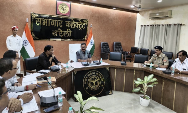 कलेक्ट्रेट सभागार में सड़क सुरक्षा समिति की बैठक की अध्यक्षता करते डीएम अविनाश सिंह