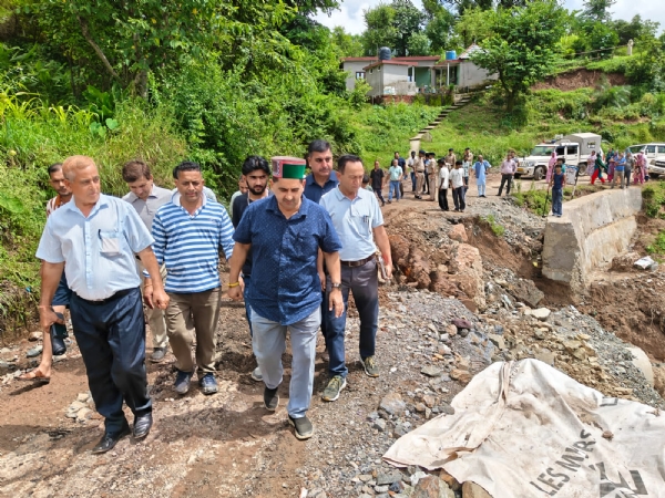आपदा प्रभावित क्षेत्रों का दौरा करते हुए उपमुख्य सचेतक।