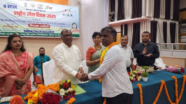 खिलाड़ियों से परिचय प्राप्त करते हुए राज्य मंत्री गिरीश चंद्र यादव