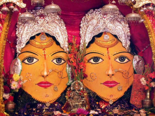 वर्ष 2009 की माता नंदा-सुनंदा की मूर्तियां।