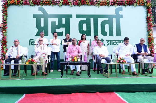 मुख्यमंत्री सहित अन्य  प्रेस वार्ता करते हुए