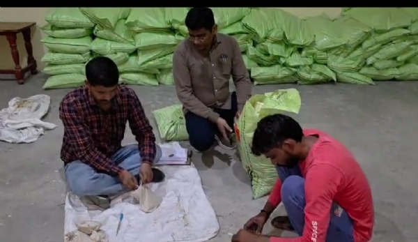 फोटो - नकली खाद की फैक्ट्री पर छापा