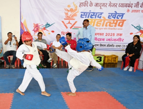 खेल महोत्सव के दौरान बच्चों में प्रतिस्पर्धा
