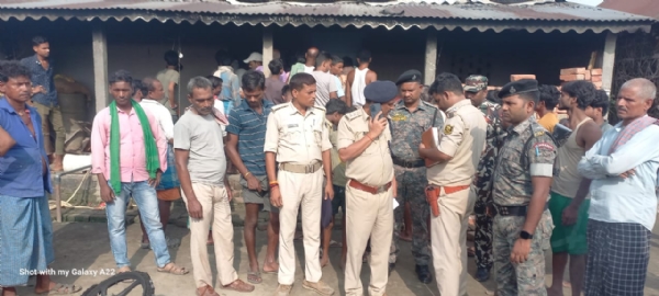 अररिया फोटो:पुलिस जांच करती