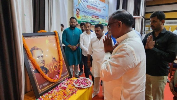 राज्य मंत्री गिरीश चंद्र यादव मेजर ध्यान चंद जी को माल्यार्पण करते हुए
