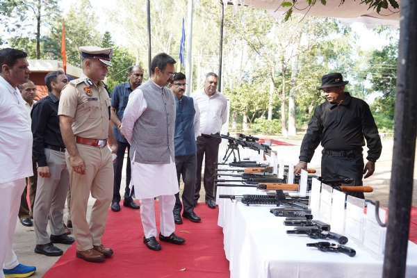 पंचकूला में कमांडाे प्रशिक्षण के दाैरान हथियारों की प्रदर्शनी देखते हुए विधानसभा स्पीकर