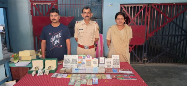 बरामद संदिग्ध दस्तावेजो व सामानो के साथ पुलिस