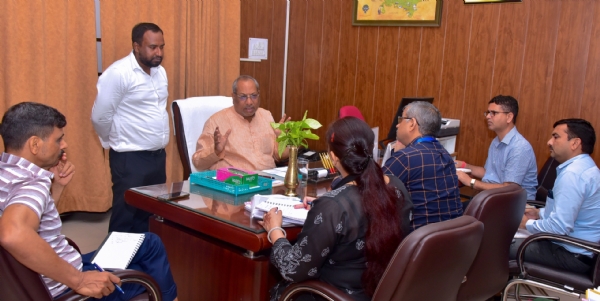 बैठक करते मत्स्य विकास विभाग के कैबिनेट मंत्री डॉ. संजय कुमार निषाद