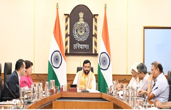 हरियाणा के मुख्यमंत्री फायर ब्रिगेड व आपदा प्रबंधन विभाग की बैठक लेते हुए