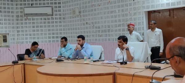 बैठक में डीएम व अन्य अधिकारी
