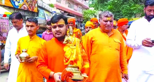 पदयात्रा पर जाते स्वामी ओमानंद
