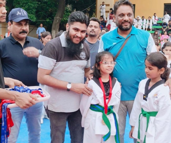 विजेताओ को पदक प्रदान करते तल्हा हनफी