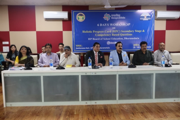 पत्रकार वार्ता को सम्बोधित करते हुए बोर्ड अध्यक्ष।