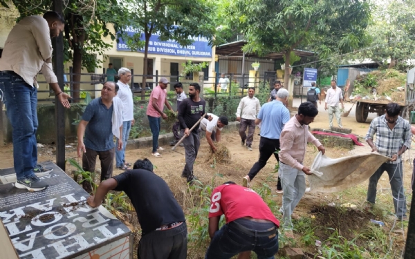 फोटो : हरियाणा राज्य कृषि विपणन बोर्ड के अधिकारी और कर्मचारी मंडियों में सफाई करते हुए।