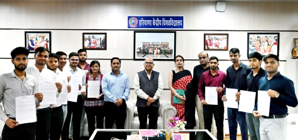 चयनित विद्यार्थियों के साथ मौजूद कुलपति प्रो टंकेश्वर कुमार।