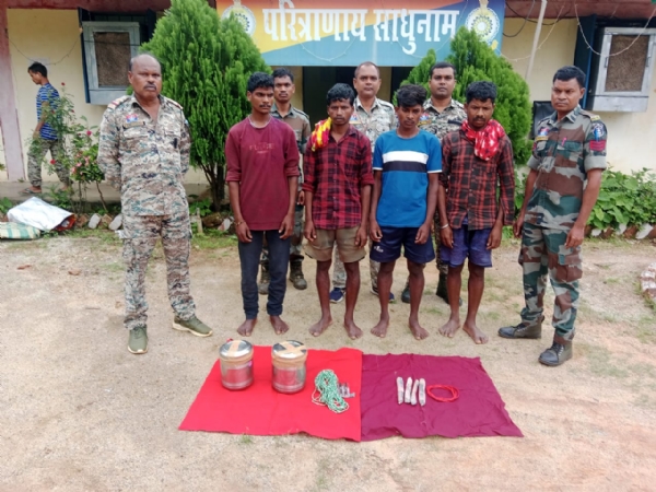 पुलिस गिरफ्त में दो लाख के इनामी सहित 04 नक्सली