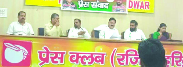 पत्रकारों से वार्ता करते हुए