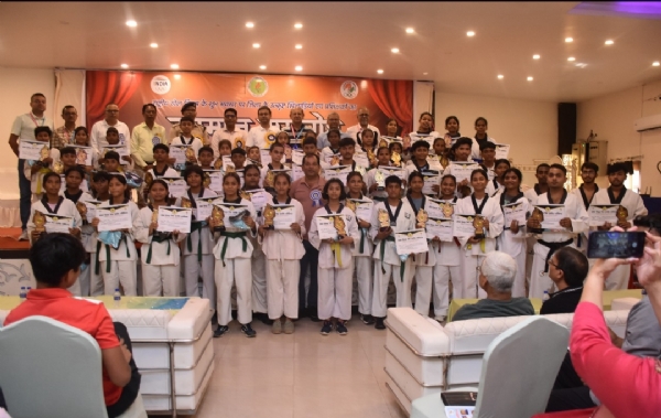 पश्चिमी सिंहभूम जिला ओलंपिक संघ ने उत्कृष्ट खिलाड़ियों और प्रशिक्षकों को मंत्री और उपायुक्त ने किया सम्मानित