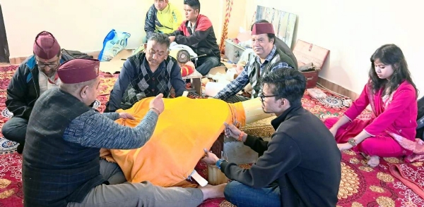 मूर्तियों के निर्माण में जुटे कलाकार।