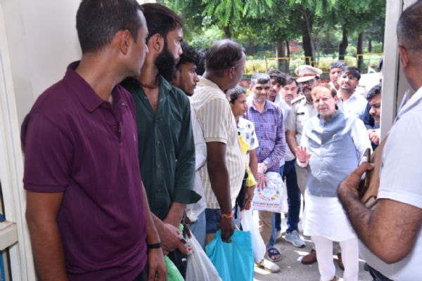 फोटो : भोंडसी जेल में कैदियों से मुलाकात करने आए लोगों से बातचीत करते कारागार मंत्री डॉ अरविन्द शर्मा।