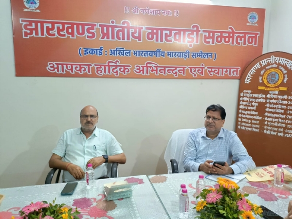 मीडिया को जानकारी देते सुरेश चंद्र अग्रवाल समेत अन्य