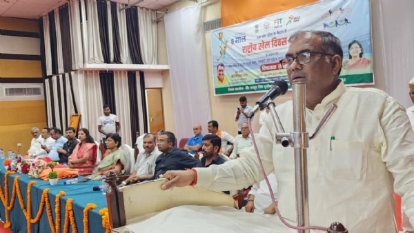 खिलाड़ियों को संबोधित करते हुए राज्य मंत्री गिरीश चंद्र यादव