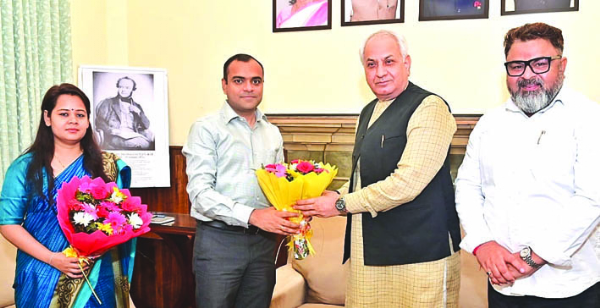 स्वागत करते हुए डीएम