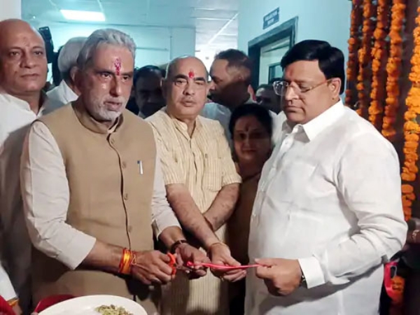 बल्लभगढ़ में ऑडिटोरियम का उद्घाटन करते हुए मंत्री कृष्णपाल गुर्जर, विपुल गोयल व अन्य।