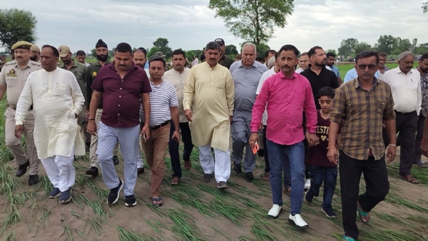 बाढ प्रभावित इलाकाें का दाैरा करते सांसद जुगल किशाेर शर्मा