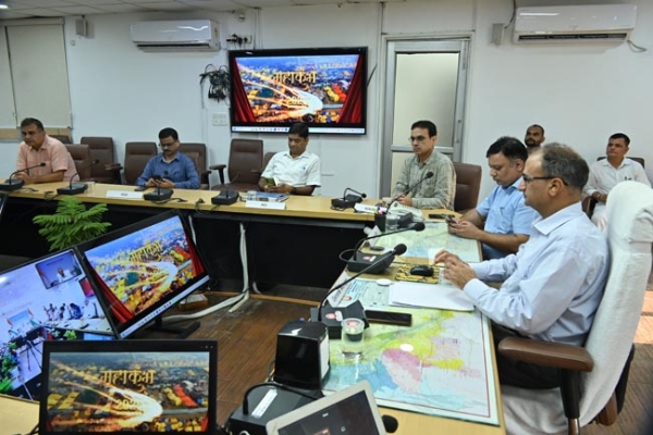 विमोचन करते महाप्रबंधक