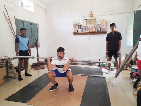 वेटलिफ्टिंग में दम दिखाते हुए प्रतिभागी।