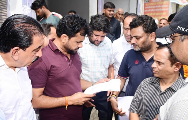 सोनीपत:  गन्नौर विधायक देवेंद्र कादियान लोगों की समस्याओं को सुनते हुए
