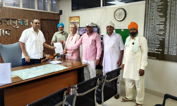 फतेहाबाद। एडीसी को श्रम मंत्री के नाम ज्ञापन सौंपते भवन निर्माण कामगार यूनियन का प्रतिनिधिमंडल।