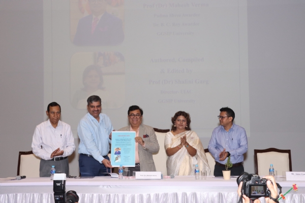 चिकित्सा और स्वास्थ्य पर संगोष्ठी में प्रो. शालिनी गर्ग और कुलपति डॉ. महेश वर्मा के साथ प्रतिभागी।