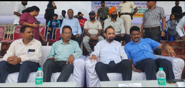 जमशेदपुर के सांसद विद्युतवरण महतो मुख्य अतिथि के रूप में और उप विकास आयुक्त नागेंद्र पासवान विशिष्ट अतिथि के रूप में शामिल