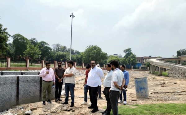 निर्माण कार्यों का निरीक्षण करते निगमायुक्त नीरज एवं अन्य अधिकारी।