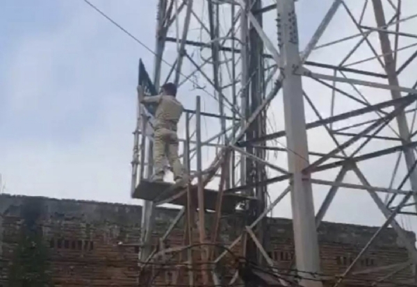 टावर पर तिरंगे के ऊपर लगाया धार्मिक झंडा
