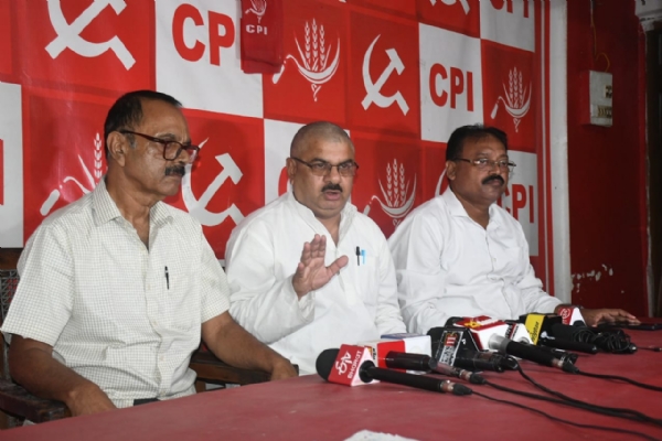 भाकपा की प्रेस वार्ता में मौजूद नेता