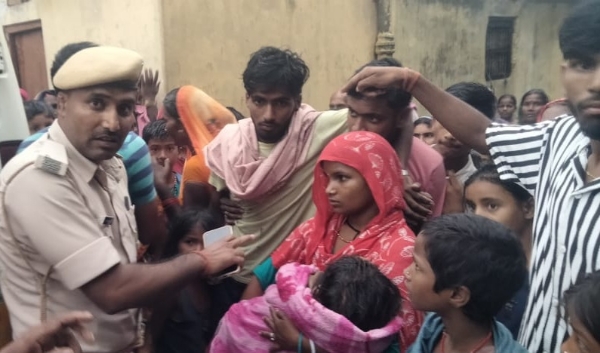 घायलो को अस्पताल लेकर जाती पुलिस