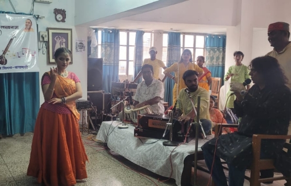 प्रतियोगिता में प्रस्तुति देते कलाकार (वीडियो से ली गई फोटो)