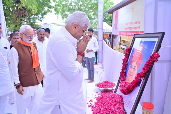 केंद्रीय मंत्री गजेंद्र सिंह शेखावत ने श्रद्धा सुमन अर्पित किए स्व. कर्नल सोनाराम चौधरी काे